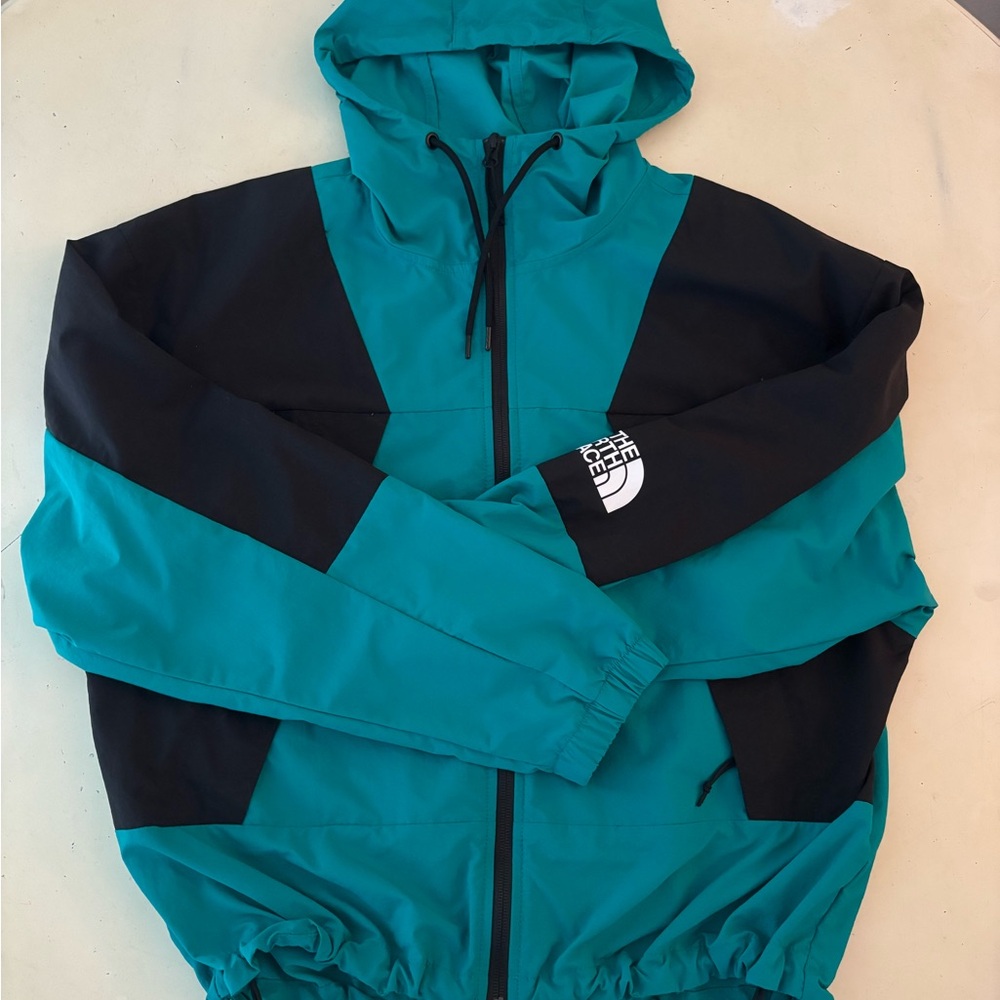 The North Face Women’s Peril Wind Jacket in Jaiden Green and Black